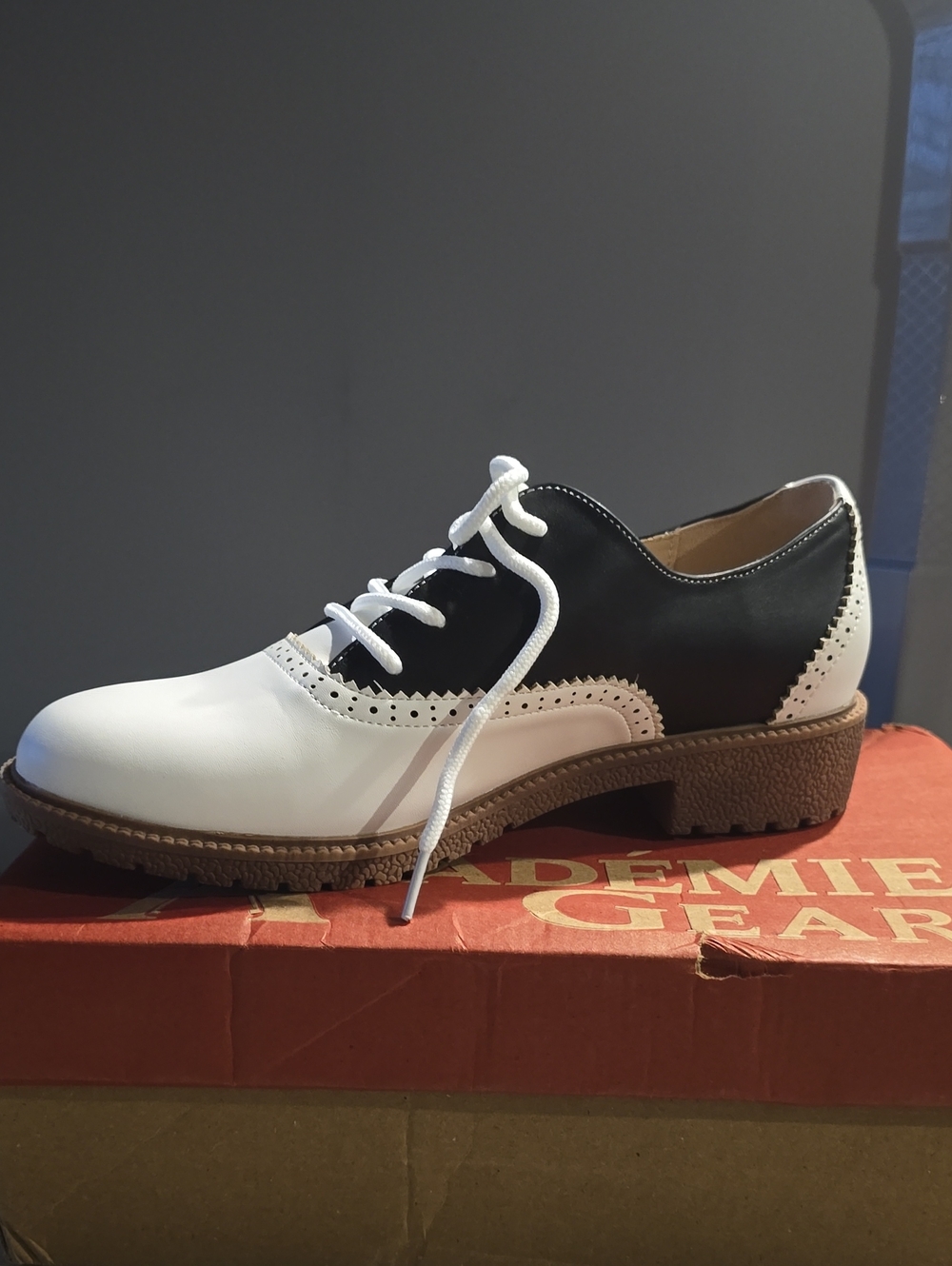 Women’s Two-Tone White and Black Lace-Up Oxford Shoes